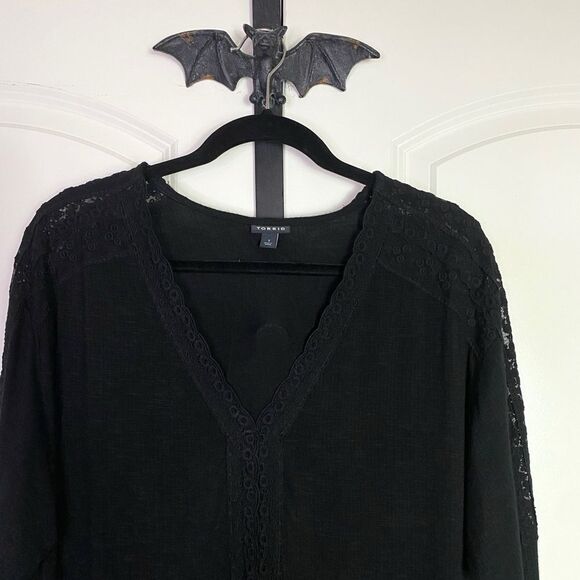 Torrid Black Tunic Blouse Crochet Lace Details, Stretchy, V-neck cut, size 1X - Picture 3 of 9